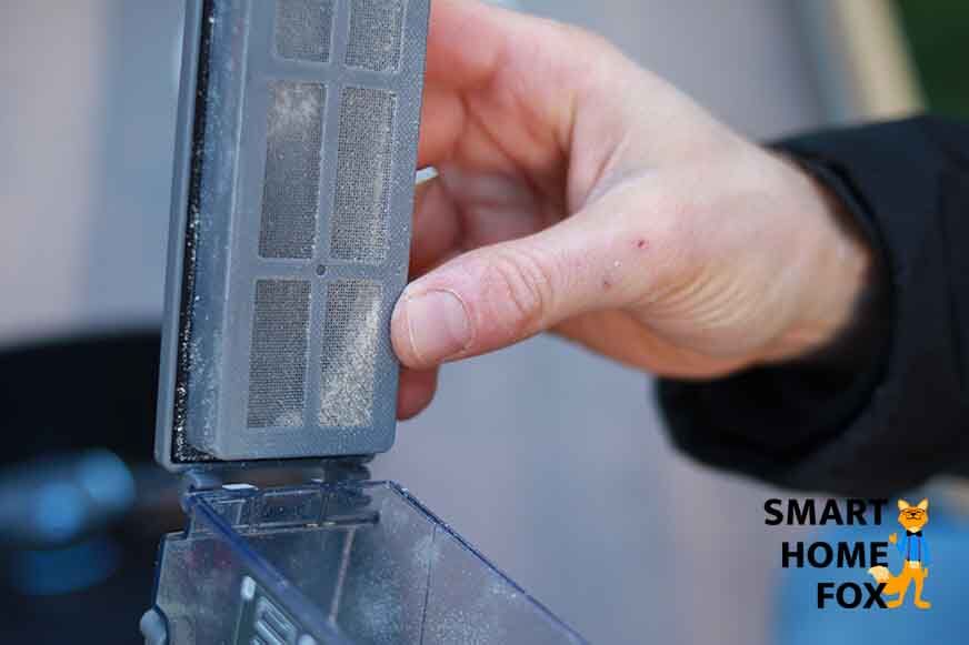 Der Schmutz, welcher durch den Vorfilter des Ecovacs Deebot T9 AIVI herausgefiltert wurde, ist zu sehen.